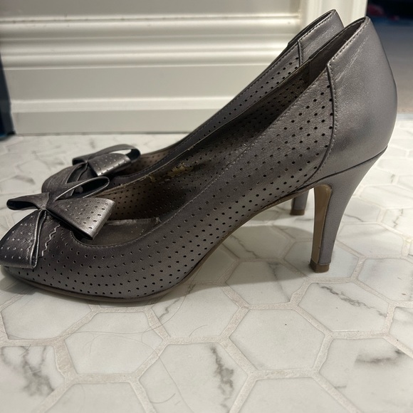 Peak toe silver leather upper Bandolino heels with bow, size 8 - Picture 3 of 8